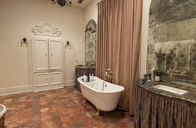 Stunning 3-bedroom Mansion with in Prime East Memphis
