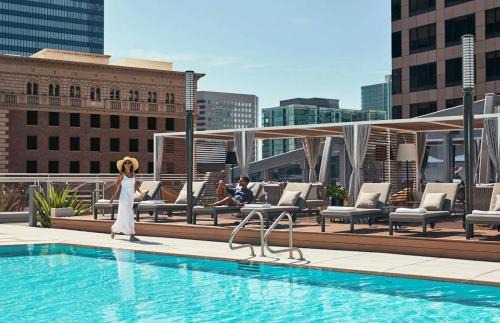 Stunning 3BR High-rise with Pool, Spa & Rooftop Views