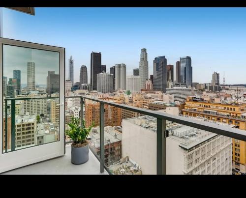 Stunning 3BR High Rise Pool, Spa & Rooftop Views