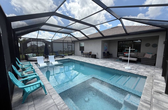 Stunning 3BR pool home in resort like Lorraine Lakes - Casa De Bleu