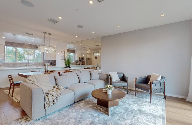Stunning 4 BD Townhome in the Heart of LA