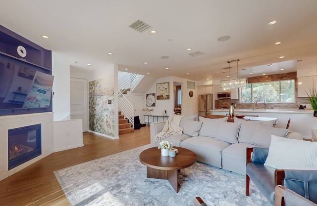 Stunning 4 BD Townhome in the Heart of LA