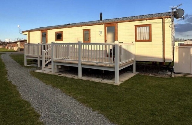 Stunning 4-Bed Caravan in Mablethorpe sleeps 10
