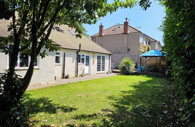 Stunning 4 bed house with huge garden and parking