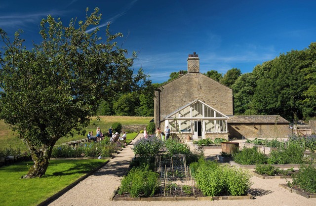 Stunning 4 bedroom home with summer room and breakfast included