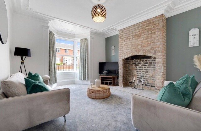 Stunning 4 Bed Home,FREE Parking