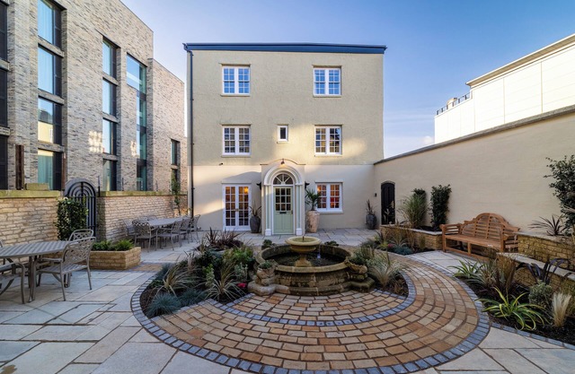 Stunning 4 bed historic townhouse in Oxfords heart