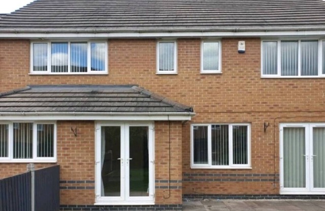 Stunning 4-Bed House in Walsall