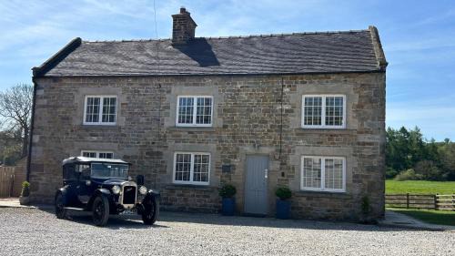 Stunning 4 Bed Peak District Farmhouse Near Alton Towers, Polar Bears, Chatsworth House