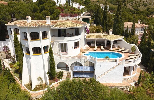 SUPERBE VILLA DE 4 CHAMBRES À VALTOCADO AVEC UNE VUE SPECTACULAIRE SUR LA CÔTE