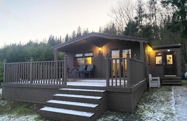 Stunning 4-bedroom Cabin with Hot Tub in Beattock!
