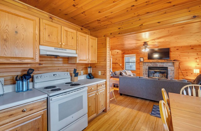 Stunning 4 Bedroom Chalet .5 Miles from Dale Hollow Lake