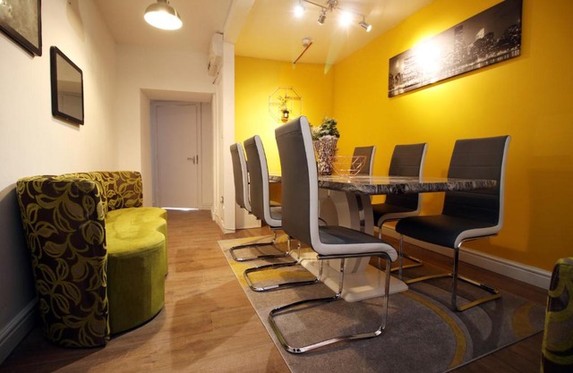 Stunning 4 Bedroom Flat with free parking - Near City Centre