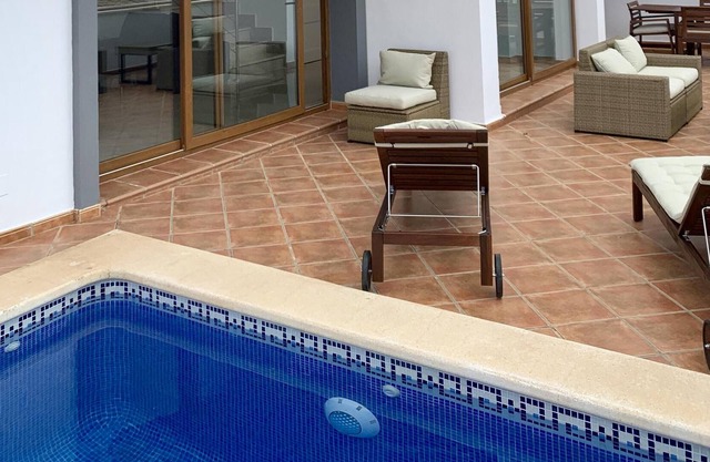 Superbe villa de luxe de 4 chambres avec terrasse et bassin profond.