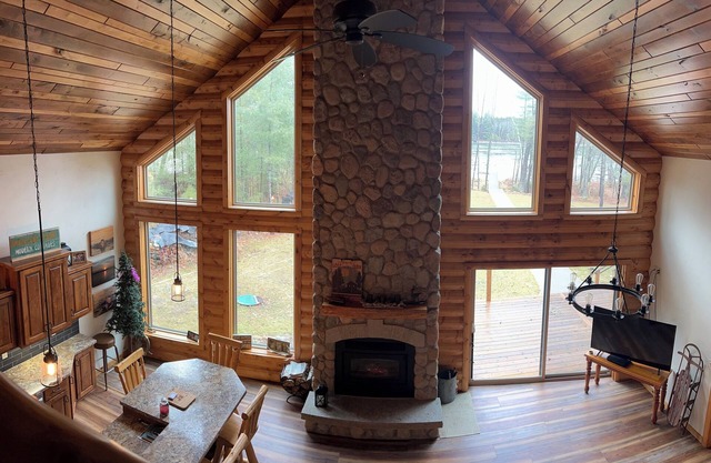 Stunning 4-bedroom lakefront cottage in beautiful Crivitz with.