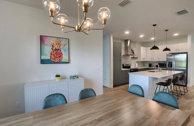 Stunning 4br house with office, games room, 8 mi to beach
