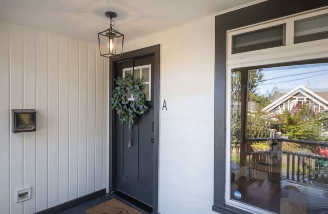 Stunning 4BR Modern Gem: Near UW and Green Lake!