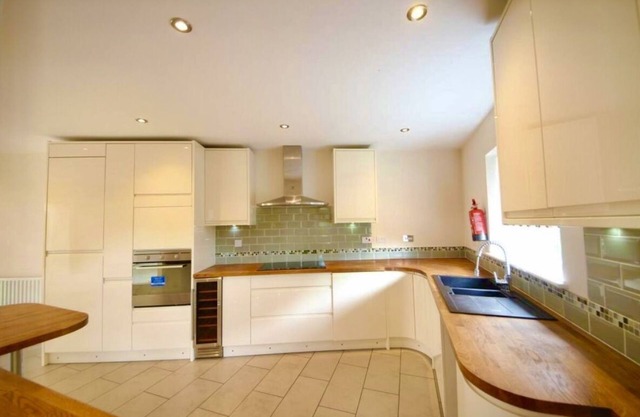 Stunning 5-bed House in Peterborough, Host 15 g