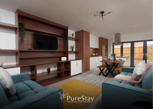 Stunning 5 Bed Manchester House With Parking By PureStay Short Lets & Serviced Accommodation