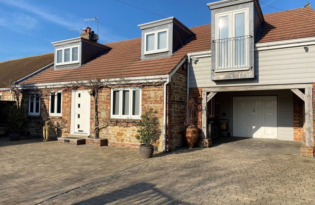 Stunning 5 bedroom family home just 5 mins to the beach!