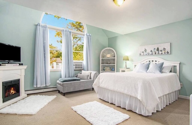 Stunning 5 Bedroom home blocks from Lake Michigan!