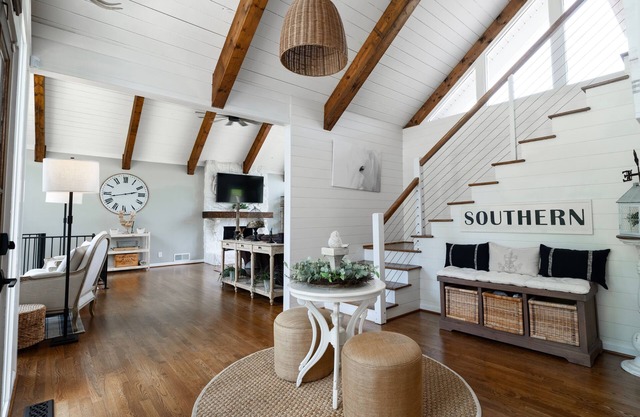 STUNNING 5 star luxury farmhouse, GA wine country with a new Pickleball Court!