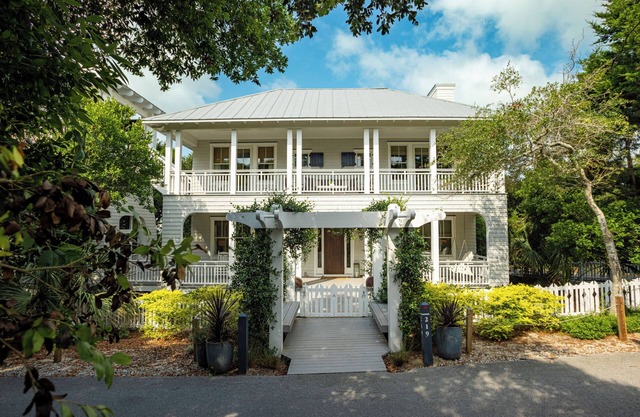 Stunning 5BR 4.5 BA Home Steps to E Beach BHI and Shoals Clubs Pet Friendly