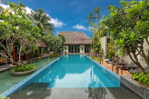 Stunning 5BR villa with freshwater pool & tropical garden