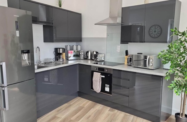 Stunning 6 Bedroom 5 Bathroom Apartment With Free Wi-fi and Parking