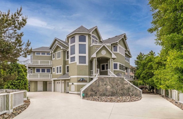 Stunning 6 Bedroom Home w/ Private Pool and hot tub. Access to Resort Amenities w/ Seasonal Beach Trolley