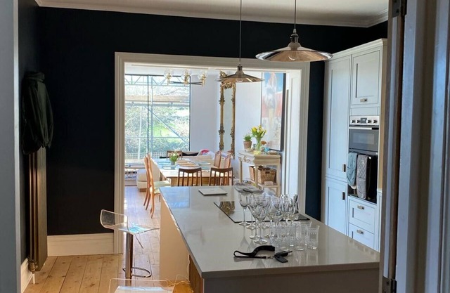 Stunning 6-Bedroom House in Swanage, Minutes from Beach, with Parking and Garden