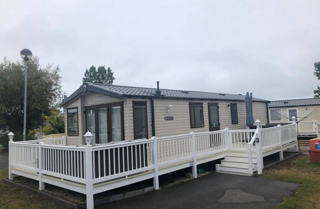 Stunning 6 berth caravan for hire at Norfolk's Seashore Haven Park ref 22005EV