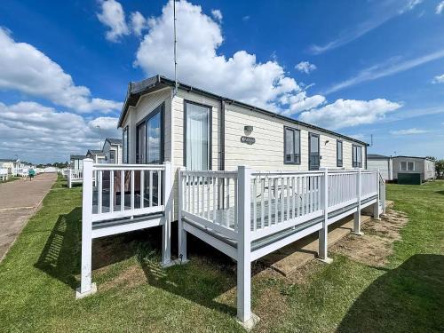 Stunning 6 Berth Caravan, Close To The Beach In Suffolk Ref 68067Cr