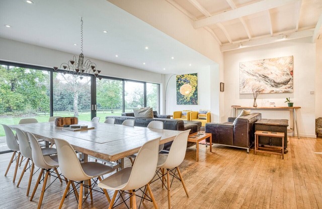 Parsons Pleck- Stunning 6BD with Swimming Pool & Sauna!