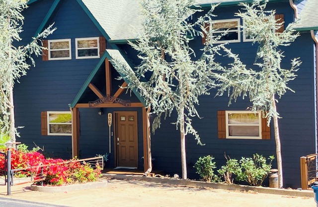 BREATHTAKINGLY BEAUTIFUL- 6BR/6BA Lakefront Cabin Sleeps 16