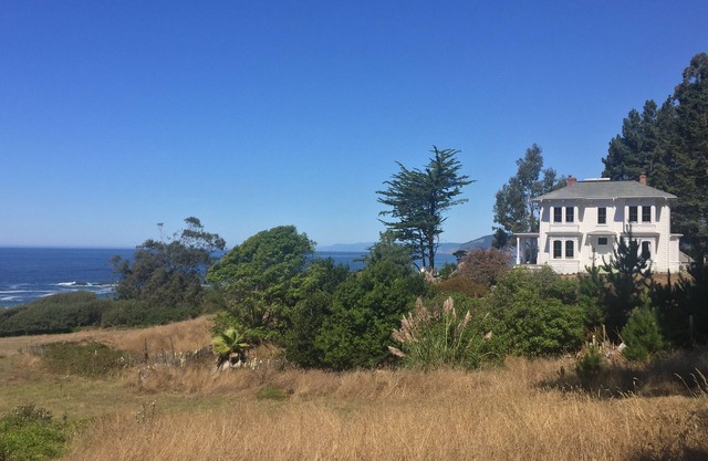 Superbe maison victorienne de 7 chambres face à l'océan et granges sur 22 acres privés