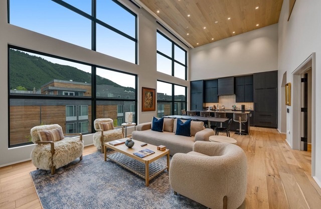 Stunning alpine condo w/balcony, hot tub, fireplace & amazing view
