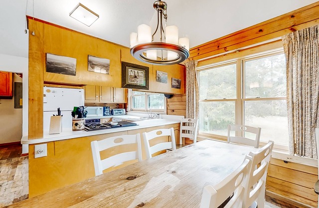 NOUVELLE LISTE! Maison riveraine magnifique et isolée avec quai privé et gril à gaz!