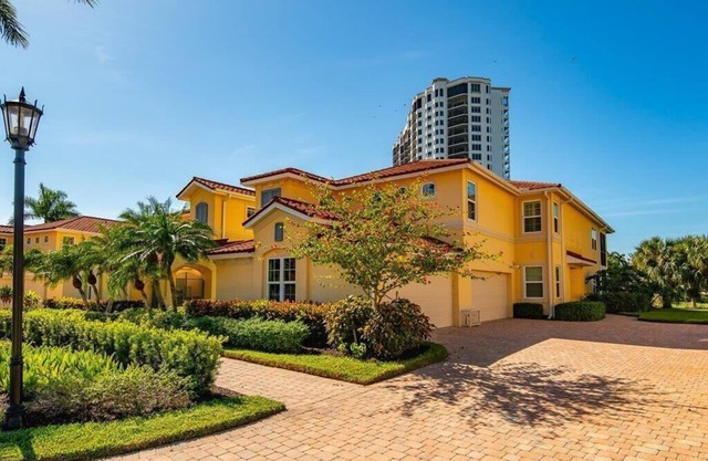 Stunning and sleek 3 bedroom Condo in Hammock Bay. 5 Minutes to Marco Island !