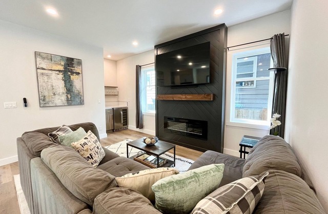 Stunning and Stylish City Home W/ 1 Car Garage & AC