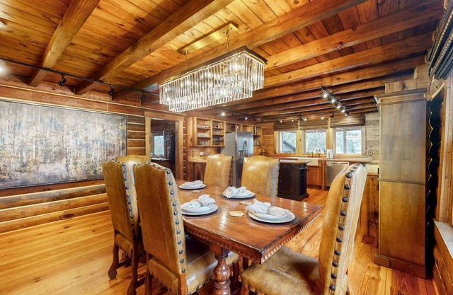Stunning and Cozy Thompsons Station Retreat; 3 Bed / 2 Bath - Hot tub