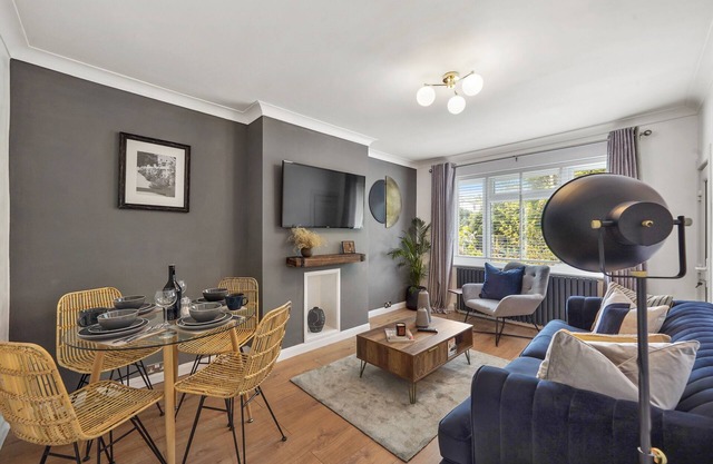 Stunning Apartment Near the Heath With Free Parking & Wifi