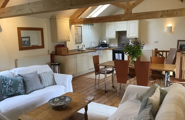 Superbe conversion de grange avec de belles vues sur le village traditionnel vert