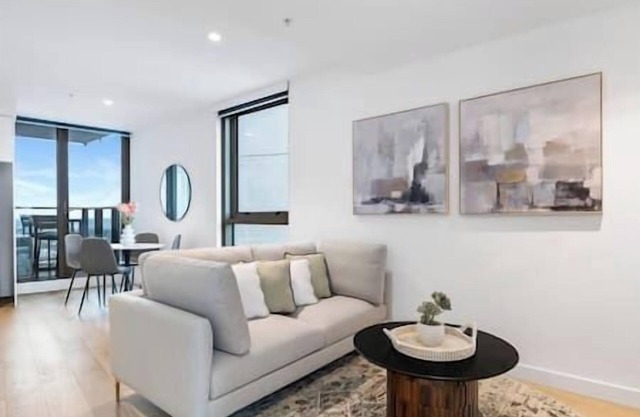 Stunning Bay & Lake Views Apt w/ Balcony & Wi-Fi