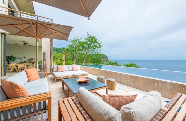 STUNNING BEACHFRONT VILLA WITH AMAZING VIEWS TO THE SEA!