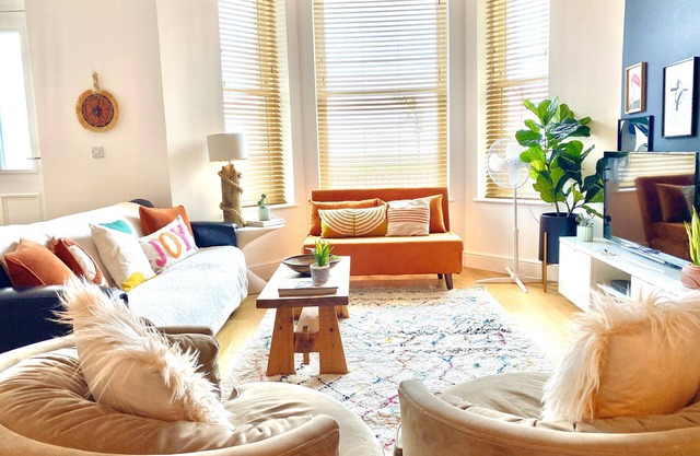 Stunning Beachfront G/F Aptmt + Free Prkg