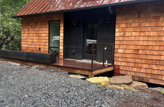Stunning brand new modern 2-bedroom cabin in beautiful Brevard with AC, WiFi