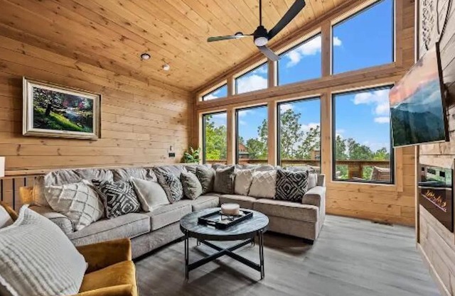Stunning Cabin for 6 w/ Hot Tub & Pool Table!