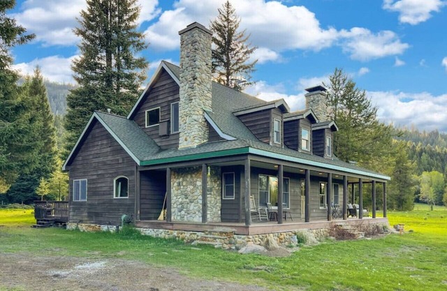 Stunning Cabin on 27 Forested Acres- w/ Hot Tub