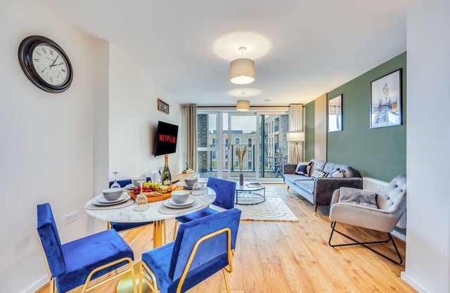 Canal Side Apt | Balcony | Free Parking | SkyTV